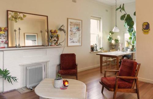 Kew Apartamento | Cleopatra Villa Inspired Art Deco Apartment