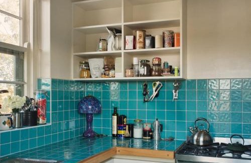Kew Apartamento | Cleopatra Villa Inspired Art Deco Apartment