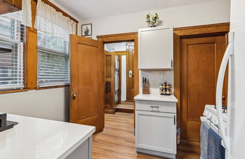 Cleveland Casa | Cleveland Castle- Unbeatable proximity to CWRU, UH, & The Best of the East Side