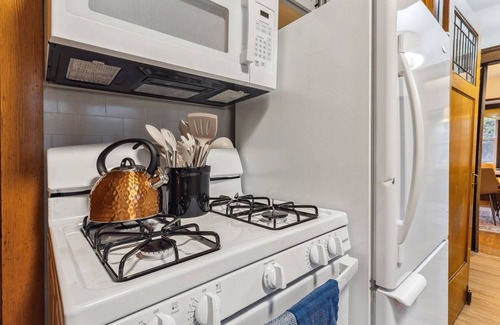 Cleveland Casa | Cleveland Castle- Unbeatable proximity to CWRU, UH, & The Best of the East Side