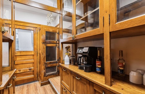 Cleveland Casa | Cleveland Castle- Unbeatable proximity to CWRU, UH, & The Best of the East Side