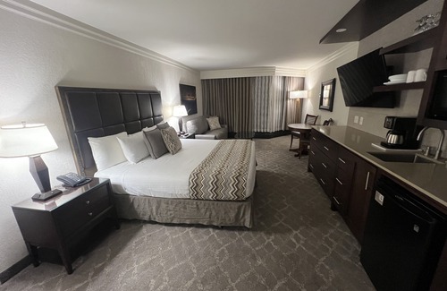 Salt Lake Mountain Resorts Cabina | Cliff Club New Years week room in the Cliff Lodge at Snowbird, ski-in/out
