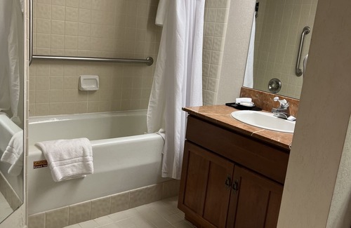 Salt Lake Mountain Resorts Cabina | Cliff Club New Years week room in the Cliff Lodge at Snowbird, ski-in/out