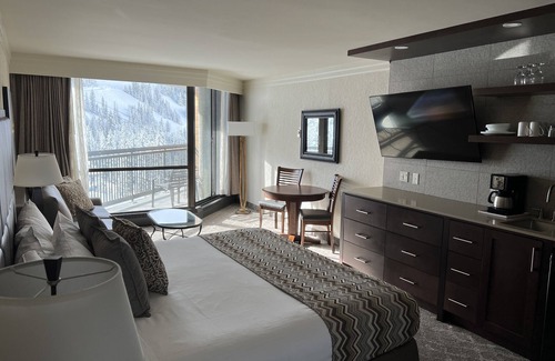 Salt Lake Mountain Resorts Cabina | Cliff Club New Years week room in the Cliff Lodge at Snowbird, ski-in/out