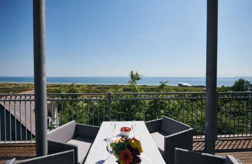 Pendine Apartamento | Cliff Haven- Spectacular sea views from balcony, pets go FREE