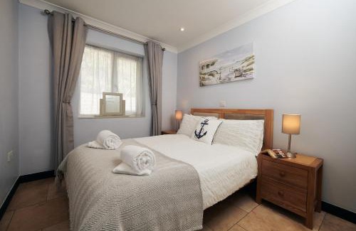 Pendine Apartamento | Cliff Haven- Spectacular sea views from balcony, pets go FREE