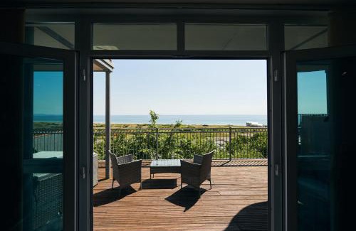 Pendine Apartamento | Cliff Haven- Spectacular sea views from balcony, pets go FREE