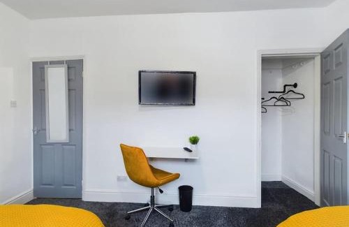 Burslem Casa | Cliff House By RMR Accommodations - NEW - Sleeps 8 - Modern - Parking