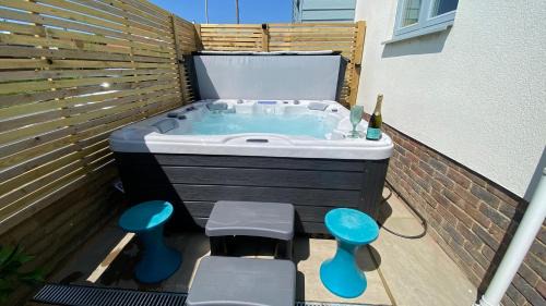 Saltdean Casa | Cliff Top Heights-Beach front house near Brighton