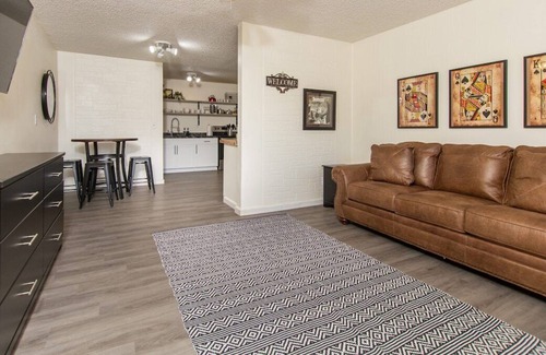 Rimrock Apartamento | *Cliff View Apts #1*King Bed*Central Location*