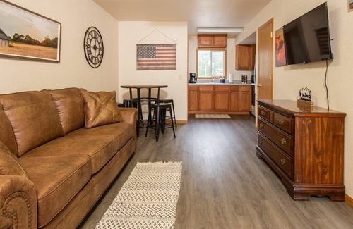 Rimrock Apartamento | *Cliff View Apts #2*King Bed*Private Balcony*