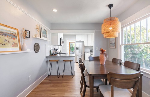 Village of La Jolla Casa | Cliff View by AvantStay | Hot Tub + Fire Pit | 1 block from Downtown La Jolla