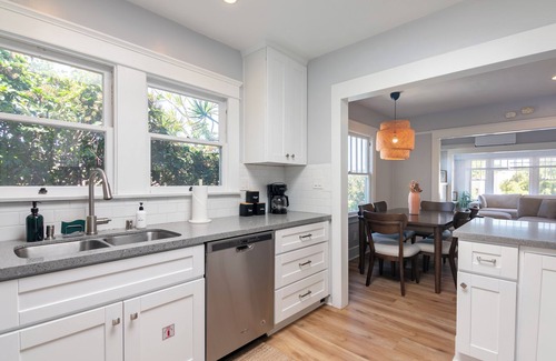 Village of La Jolla Casa | Cliff View by AvantStay | Hot Tub + Fire Pit | 1 block from Downtown La Jolla