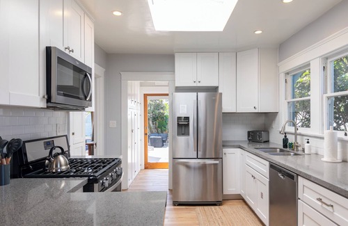 Village of La Jolla Casa | Cliff View by AvantStay | Hot Tub + Fire Pit | 1 block from Downtown La Jolla