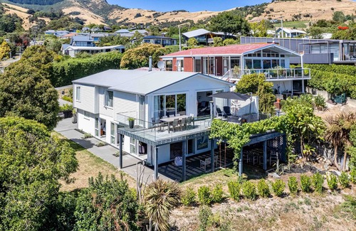 Akaroa Casa | Cliffside - Akaroa Holiday Home