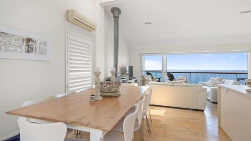 Killcare Heights Casa | 'Clifton' by Accom Holidays