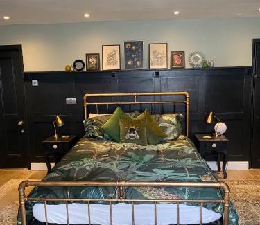 Clifton Apartamento | Clifton Georgian Townhouse, Downstairs Ensuite Room & Light Plant Based Breakfast