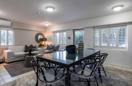 Clifton Casa | Clifton YOLO Spaces - Clifton Mansion Villa