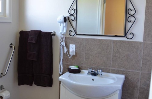 Indian Harbour Hotel | Clifty Cove Motel