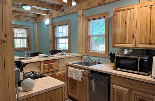 Rogersville Cabina | Family-friendly cabin on 180 acre Clinch Mountain getaway near Rogersville, TN.