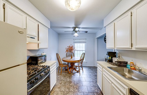 Clinton Township Condominio | Clinton Township Condo Near L'anse Creuse Bay!