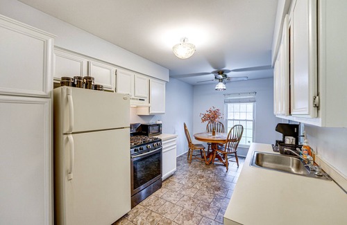 Clinton Township Condominio | Clinton Township Condo Near L'anse Creuse Bay!