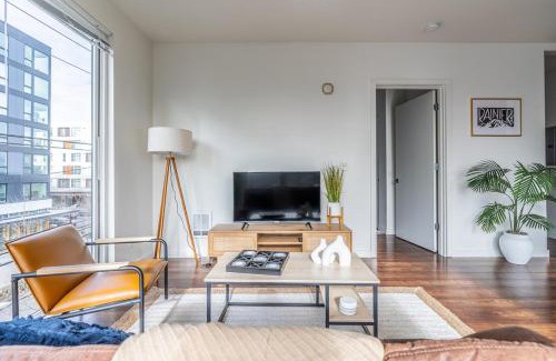 Mann Apartamento | Close Downtown Modern Apartment - Pet Friendly, WiFi, Rooftop views
