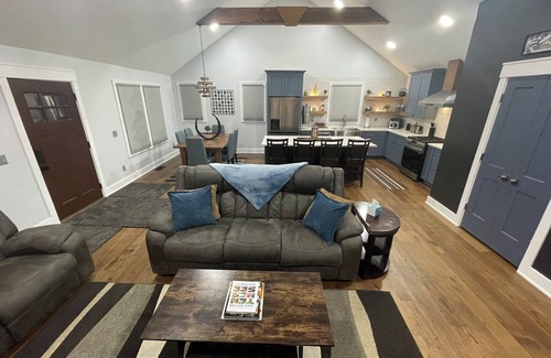 Eastwood Casa | Close To All The Action!