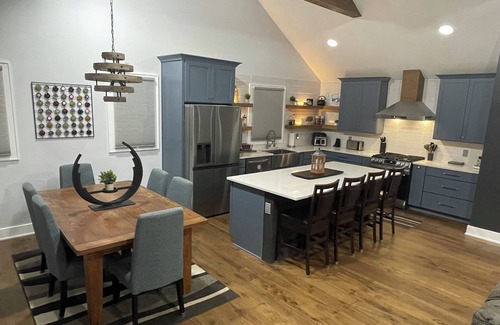 Eastwood Casa | Close To All The Action!