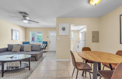 Indian Rocks Beach Condominio | 🏖️Close to Beach🌴Public Park Across the Street🐬Indian Oaks #15 - Sun and Fun