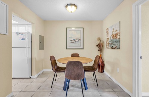 Indian Rocks Beach Condominio | 🏖️Close to Beach🌴Public Park Across the Street🐬Indian Oaks #15 - Sun and Fun