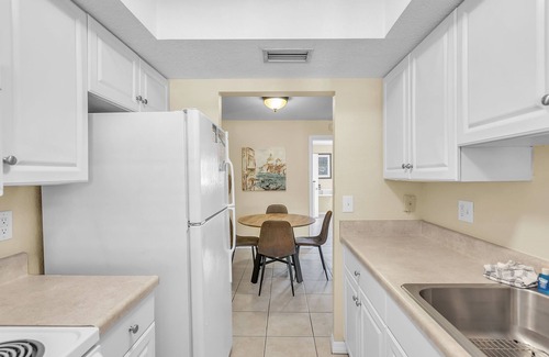 Indian Rocks Beach Condominio | 🏖️Close to Beach🌴Public Park Across the Street🐬Indian Oaks #15 - Sun and Fun