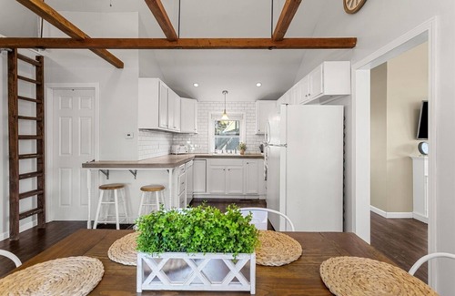 Hampton Cabaña | Close to Beach! Pool, Hot Tub, Firepit in Patio area & Deck.