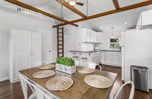 Hampton Cabaña | Close to Beach! Pool, Hot Tub, Firepit in Patio area & Deck.