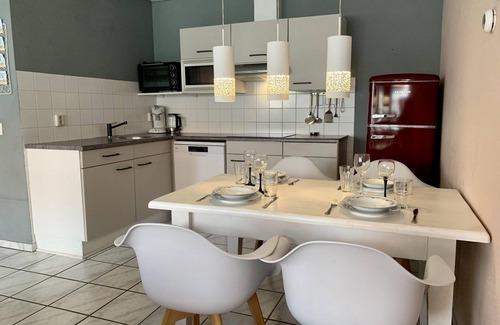 Petten Casa | Close to beach, spacious city centre flat, 2 bedrooms, WiFi, washing machine
