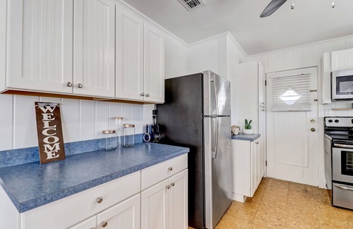 Fernandina Beach Cabaña | Close to Beach with Views. Updated Condo - Pelican Beach