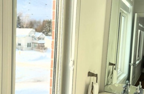 Meaford Casa | Close to Blue Mountain Sleeps 8+