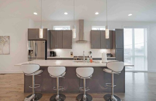 Berry Hill Casa | Close to Broadway w/ Rooftop Deck!