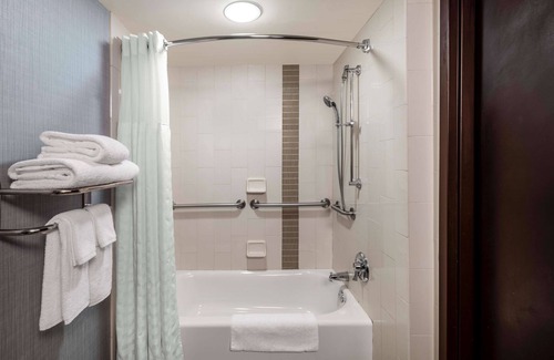 Austin Hotel | Close to Bull Creek District Park! Pets Allowed, Swimming Pool, Free Parking!