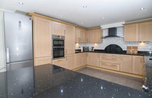 Lincoln Casa | Close to castle + Parking for 4 Cars