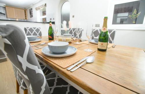 Lincoln Casa | Close to castle + Parking for 4 Cars