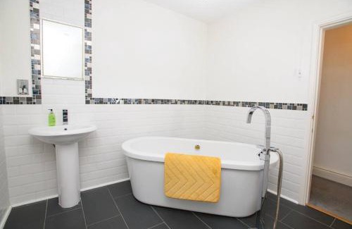 Lincoln Casa | Close to castle + Parking for 4 Cars