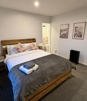 Linwood Apartamento | Close to City and Beach - Modern Home with Garage