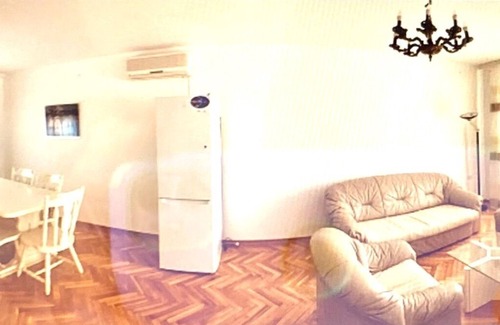 Pancevo Apartamento | Cerca de la ciudad, hermosa casa, explore las maravillas de Serbia. Ideal para familias