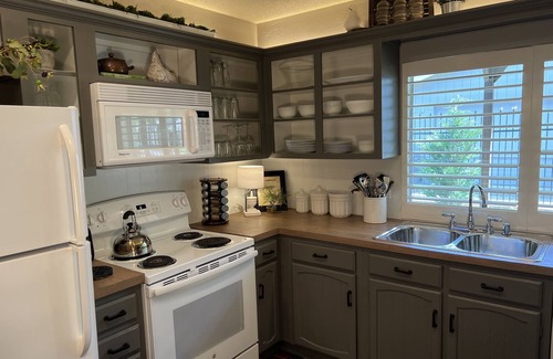 Bedford Casa | Close to DFW airport, steps to running /bicycling trail, shopping & sport events
