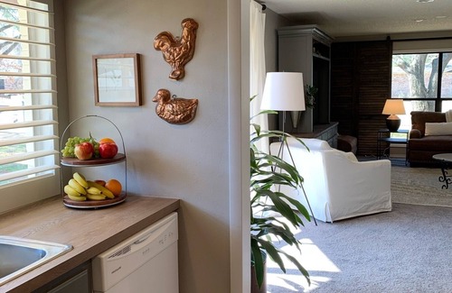 Bedford Casa | Close to DFW airport, steps to running /bicycling trail, shopping & sport events
