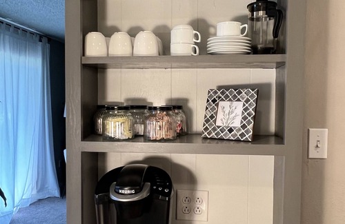 Bedford Casa | Close to DFW airport, steps to running /bicycling trail, shopping & sport events