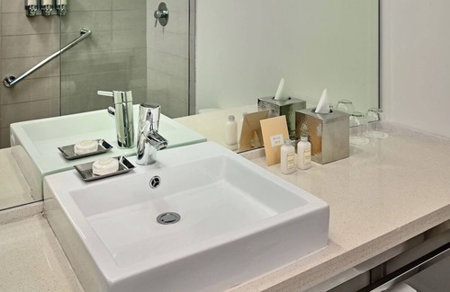 East Fort Lauderdale Hotel | Close to Downtown Fort Lauderdale! Ocean View! Parking, Pool, Pets Allowed!
