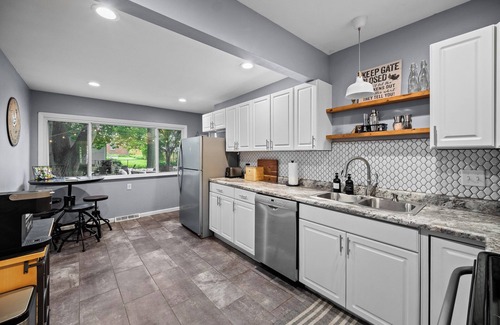 Waveland Park Casa | Close to Drake/Downtown - Filled With Amenities, Pet Friendly, Hot Tub, Theater!