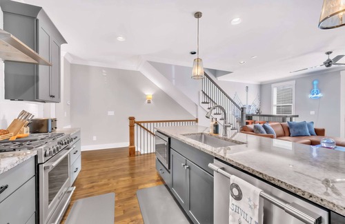 Eighth Avenue Casa | Close to DT Game Garage Bar Large Living Room